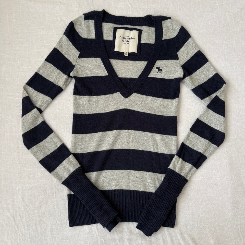 Vintage Y2K Abercrombie & Fitch Women's V-Neck Sweater - Navy and Gray Stripes